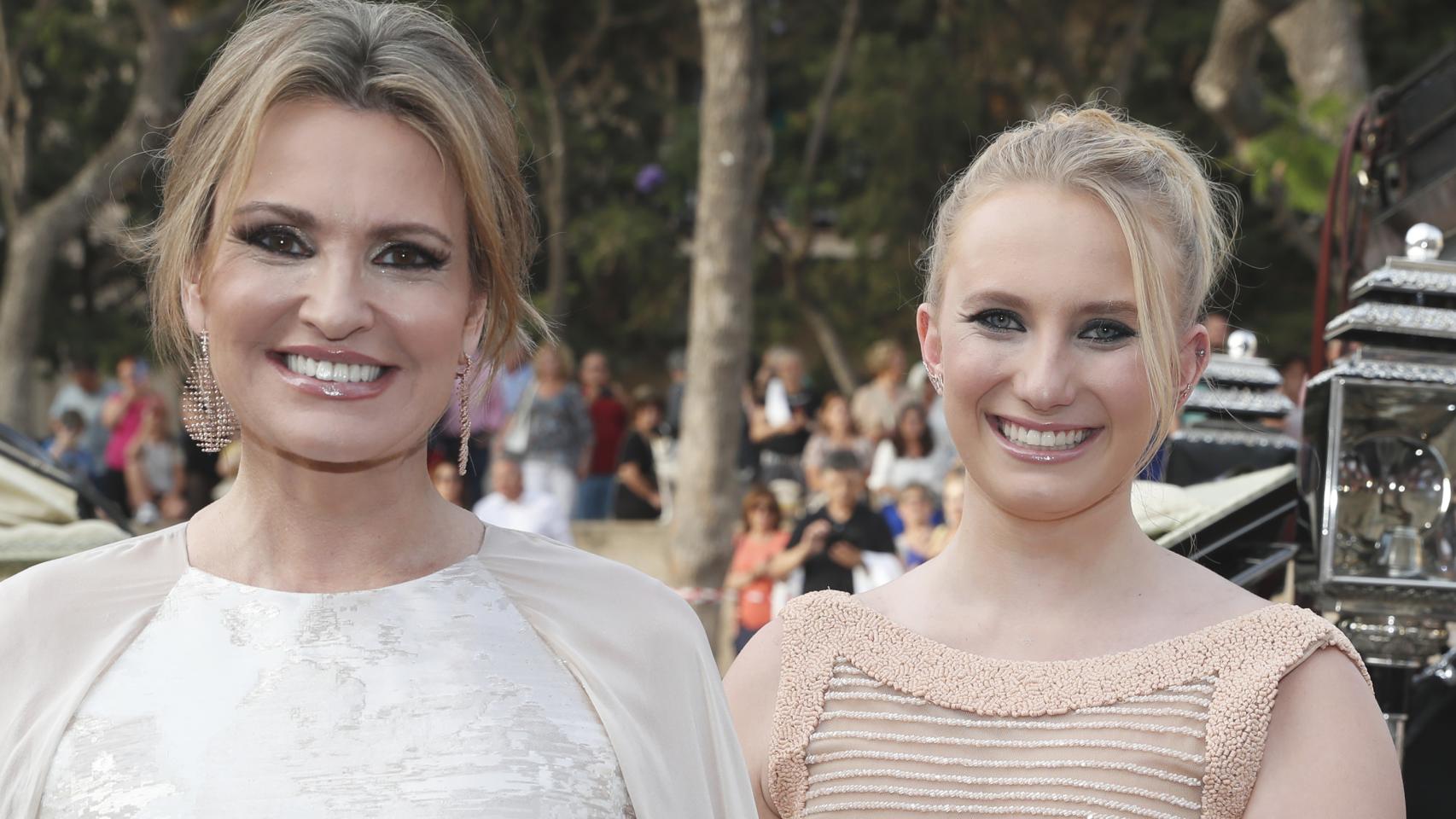 La soprano Ainhoa Arteta junto a su hija, Sarah Croft, el día de su boda en 2019 con Matías Urrea.