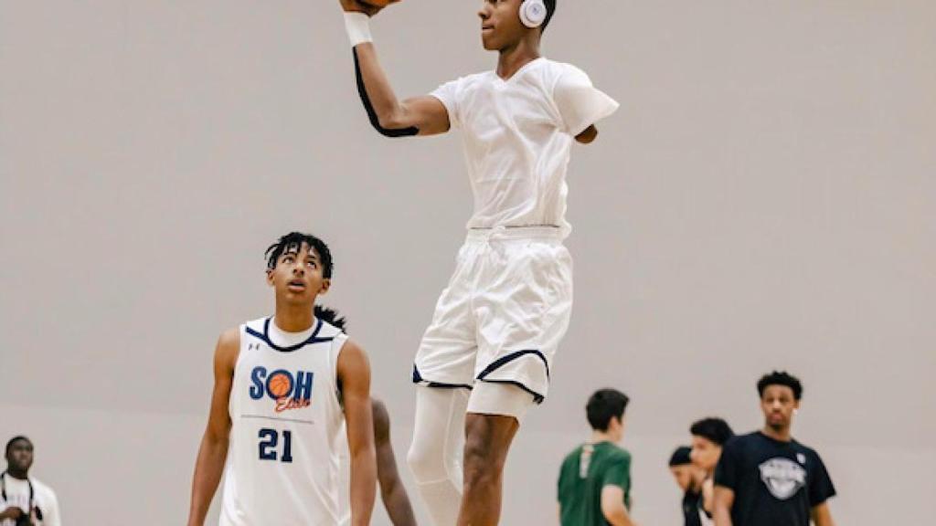 Hansel Emmanuel haciendo una entrada a canasta