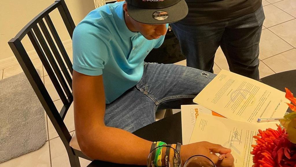 Hansel Emmanuel firmando su nuevo contrato