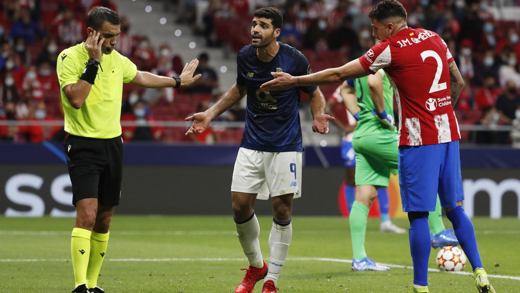 El árbitro Ovidiu Hategan durante el Atlético - Oporto en el Wanda Metropolitano
