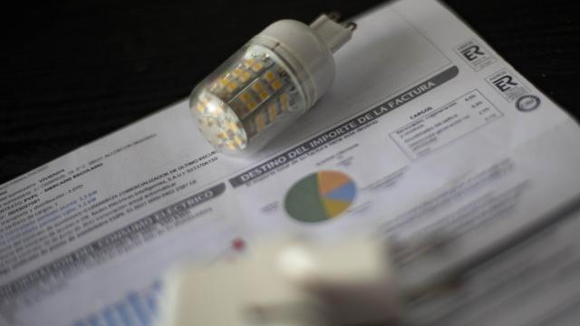 OCU calcula que las medidas del Gobierno rebajarán entre 25 y 28 euros al mes la factura eléctrica