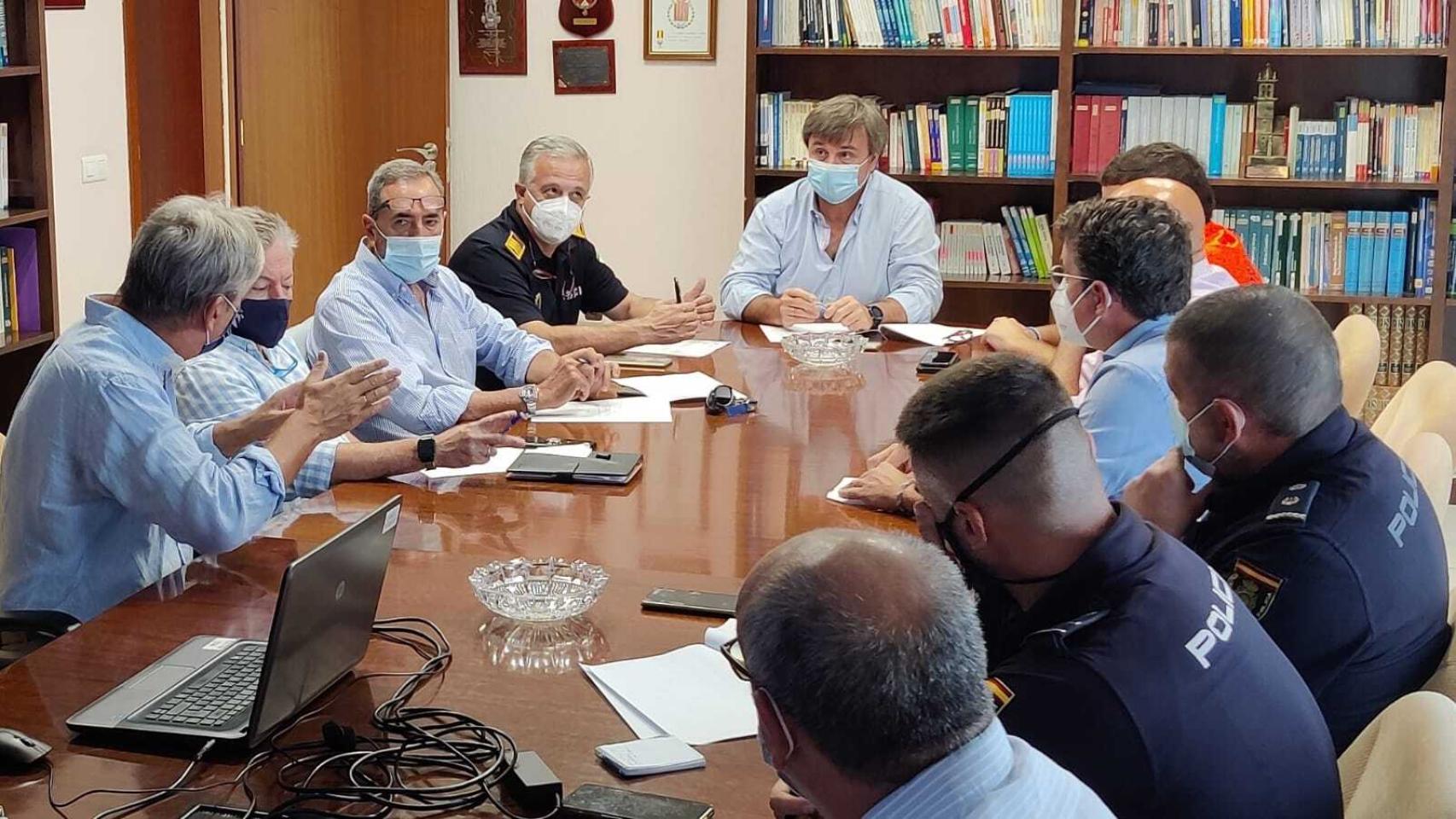 Reunión para coordinar a los agentes.