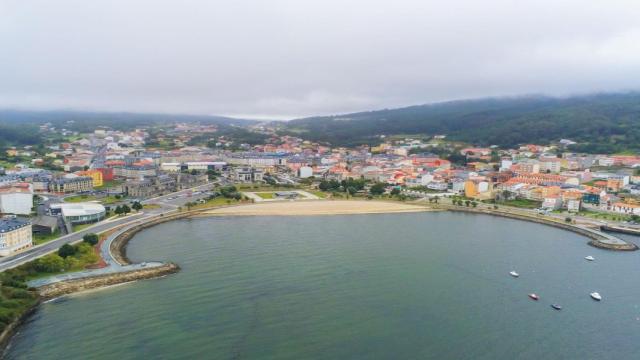 Los bomberos de Cee liberan a un niño de nueve años que se quedó encerrado en una habitación