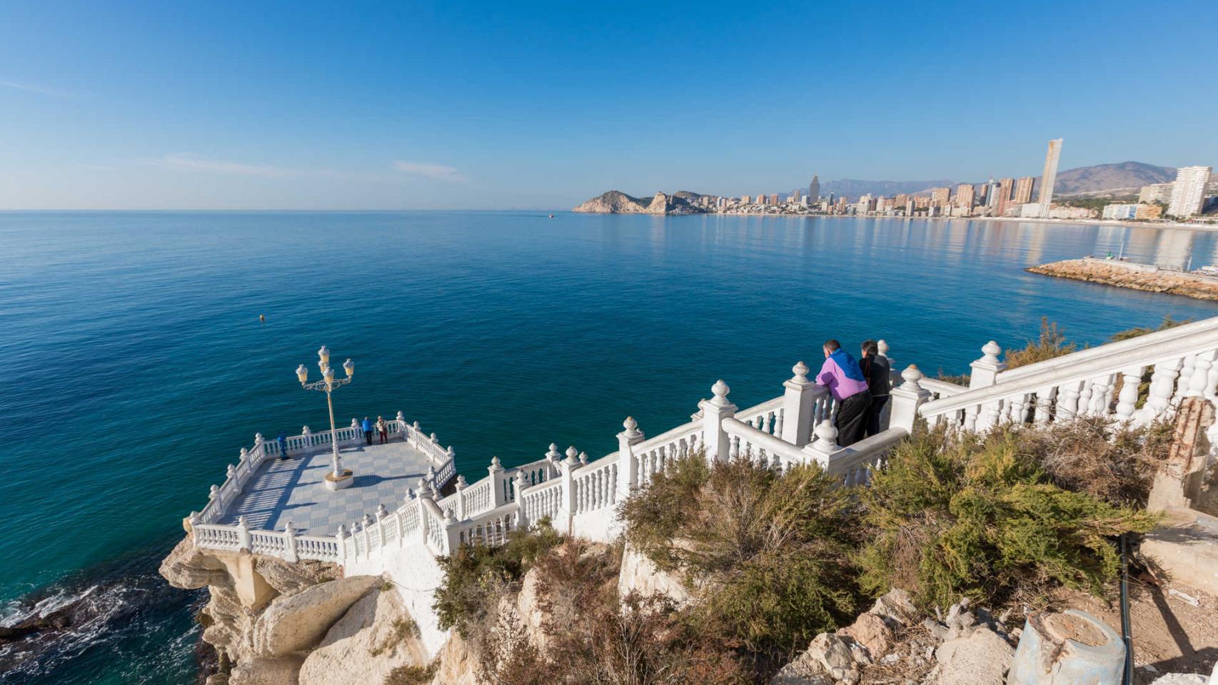 Muere la chica que se despeñó 30 metros por el mirador de Benidorm al hacerse un selfi.