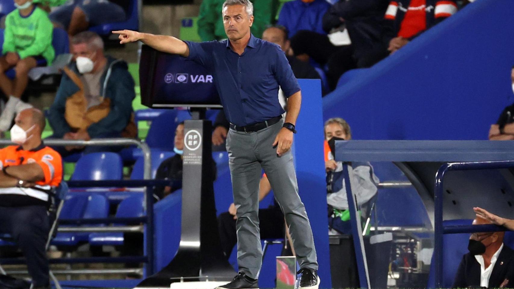 El entrenador del Elche, Fran Escribá, mantienen el rumbo pese al estado de euforia.