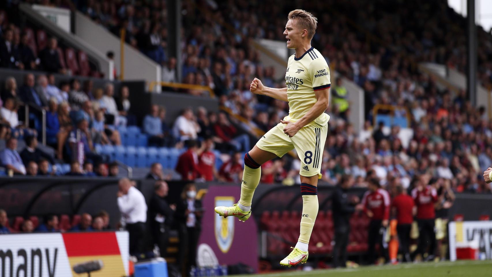 El gol y la celebración de Martin Odegaard de falta en el Burnley - Arsenal