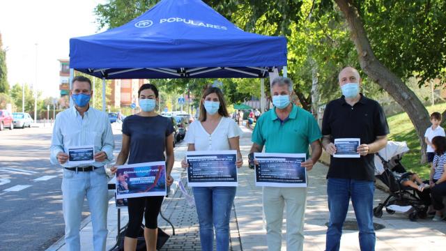 Mesa informativa del PP de Castilla-La Mancha instalada este sábado en el barrio del Polígono de Toledo.