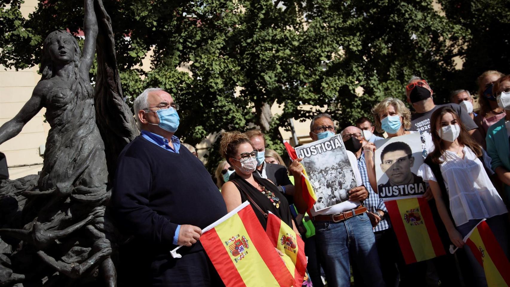 Miembros de la Asociación de Víctimas del Terrorismo durante la manifestación.