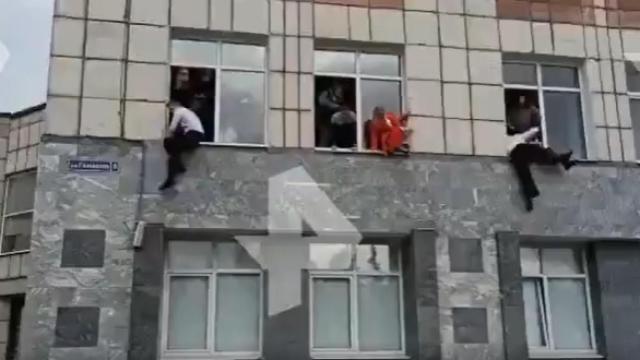 Varios estudiantes saltan las por la ventana durante el tiroteo.
