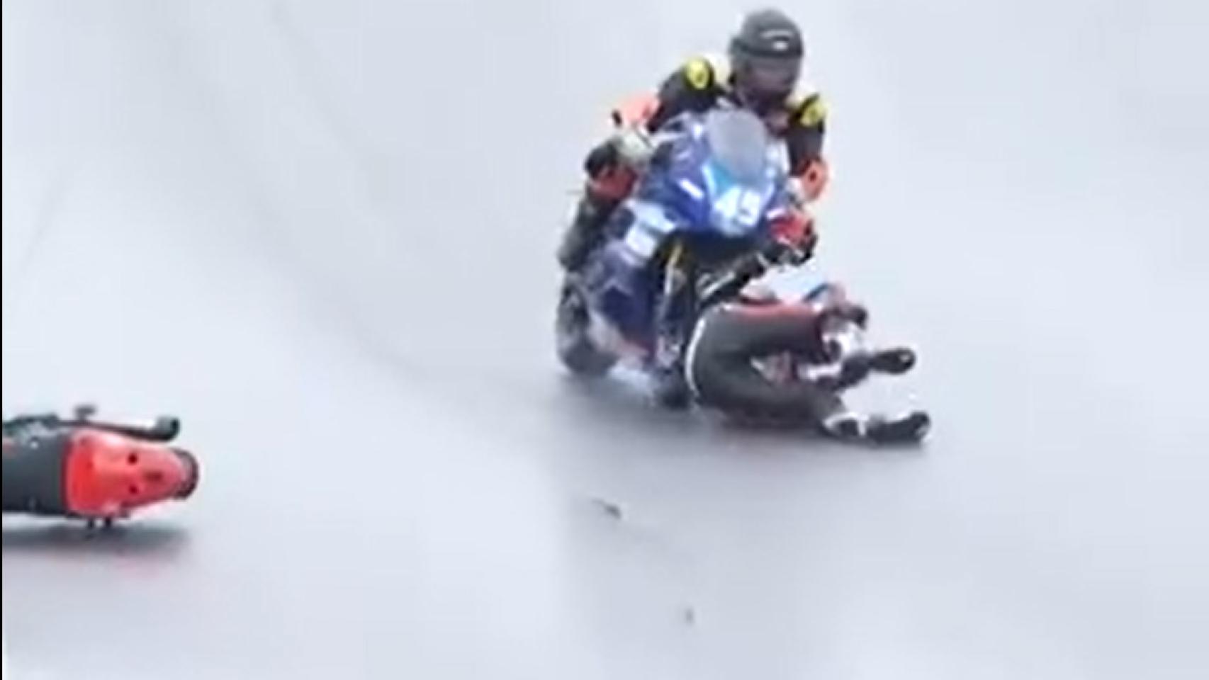 Hayden Schultz esquiva a Trevor Standish en la prueba de la Twins Cup en el circuito de Barber