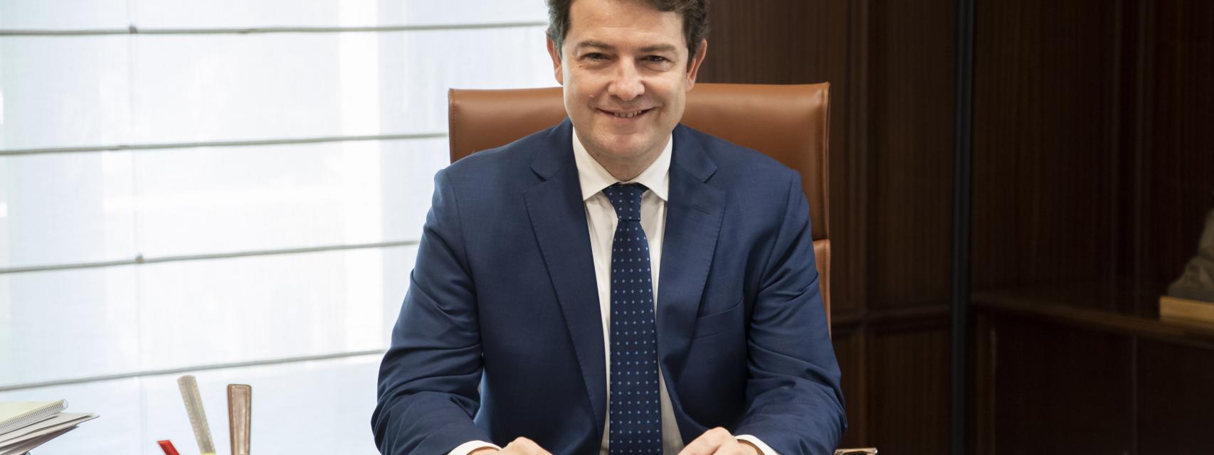 El presidente de Castilla y León, en su despacho de la Junta