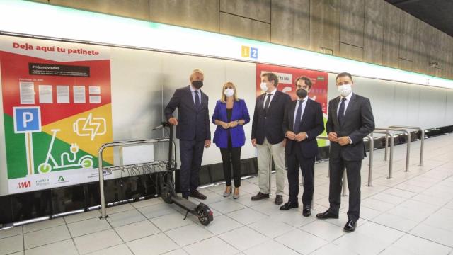 Aparcamiento de patinetes con punto de recarga en el metro de Málaga