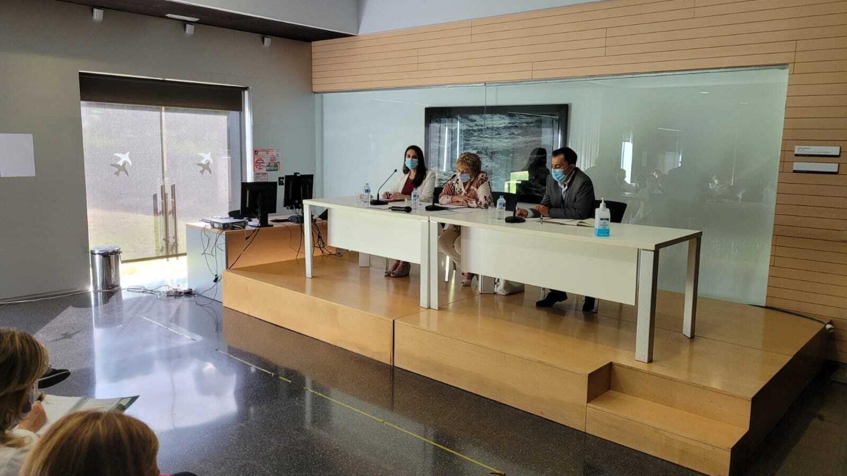 Ana Barceló, en la reunión con los trabajadores del hospital de Dénia.