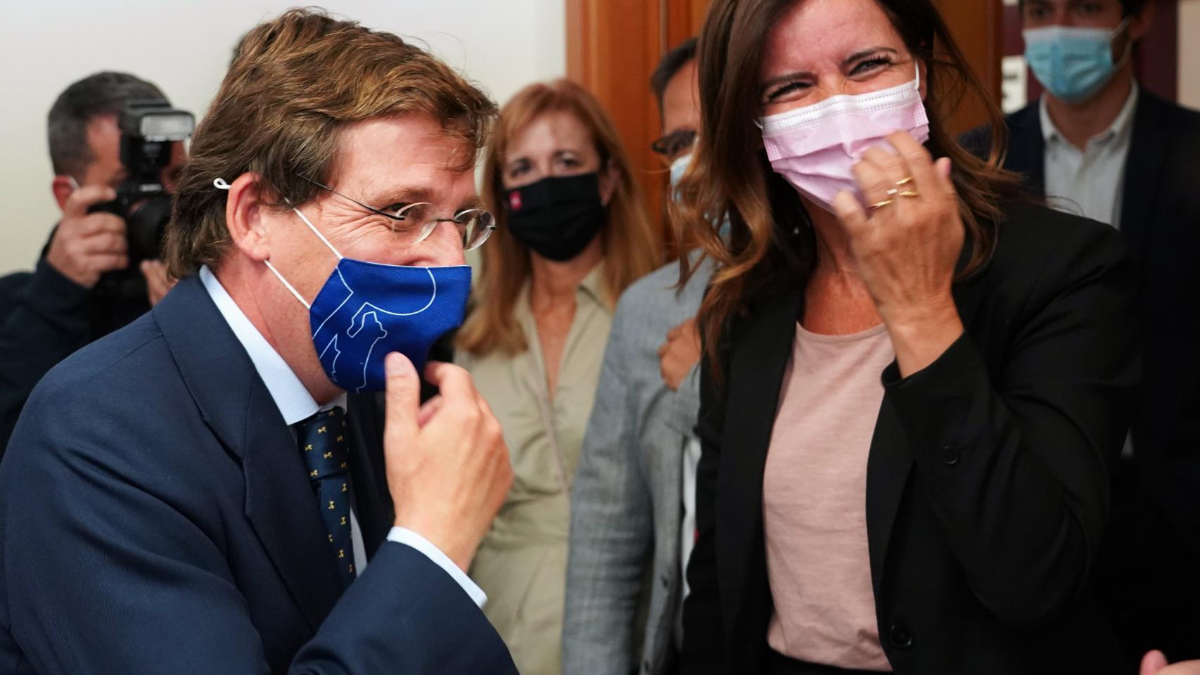 Miriam Chacón ICAL . El alcalde de Madrid, José Luis Martínez Almeida, junto a la consejera de Empleo e Industria, Ana Carlota Amigo antes de realiza la lección inaugural del curso de la Facultad