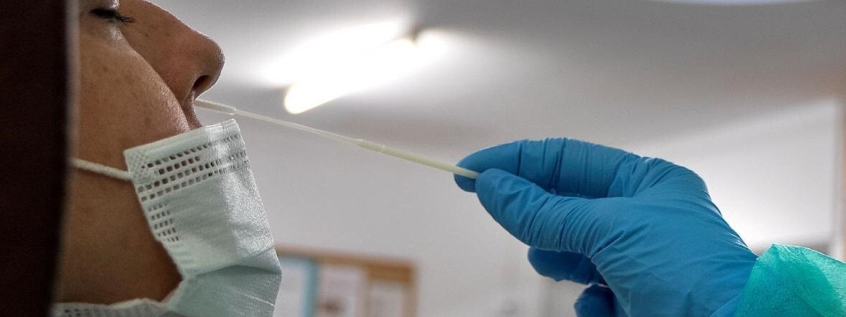 Personal sanitario haciendo test anticovid.
