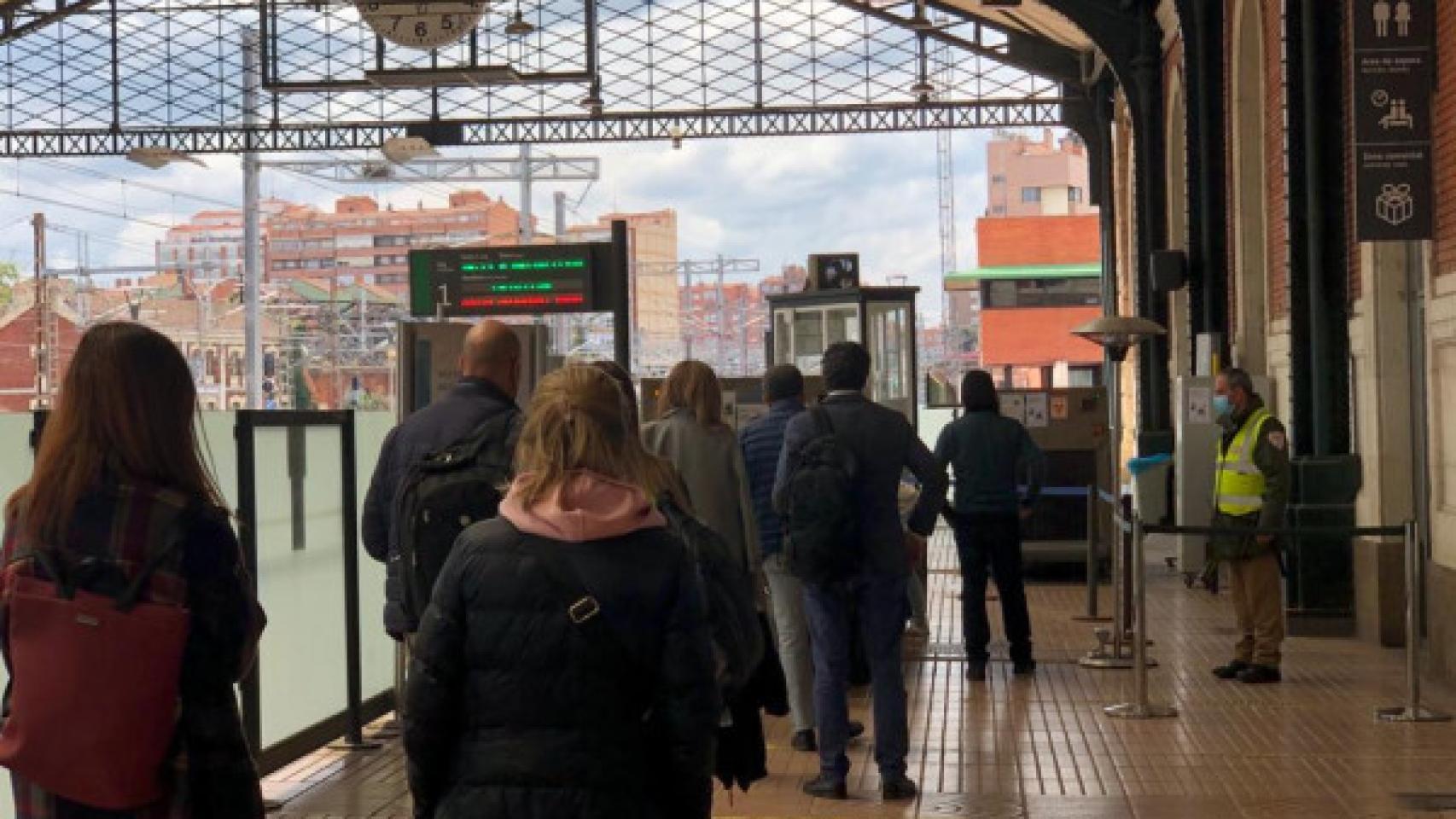 Pasajeros en la Estación Renfe Valladolid - Campo Grande