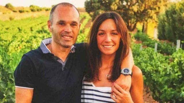 Andrés Iniesta con su mujer, Anna Ortiz
