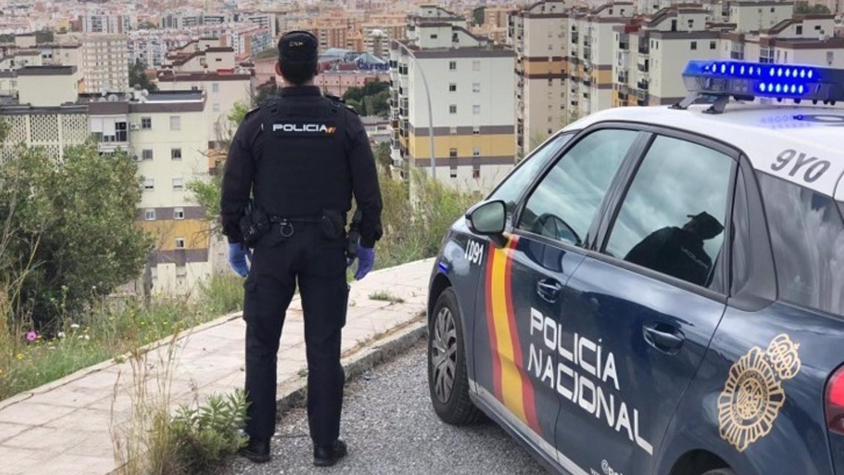 Un policía nacional frente al distrito Norte de Málaga.