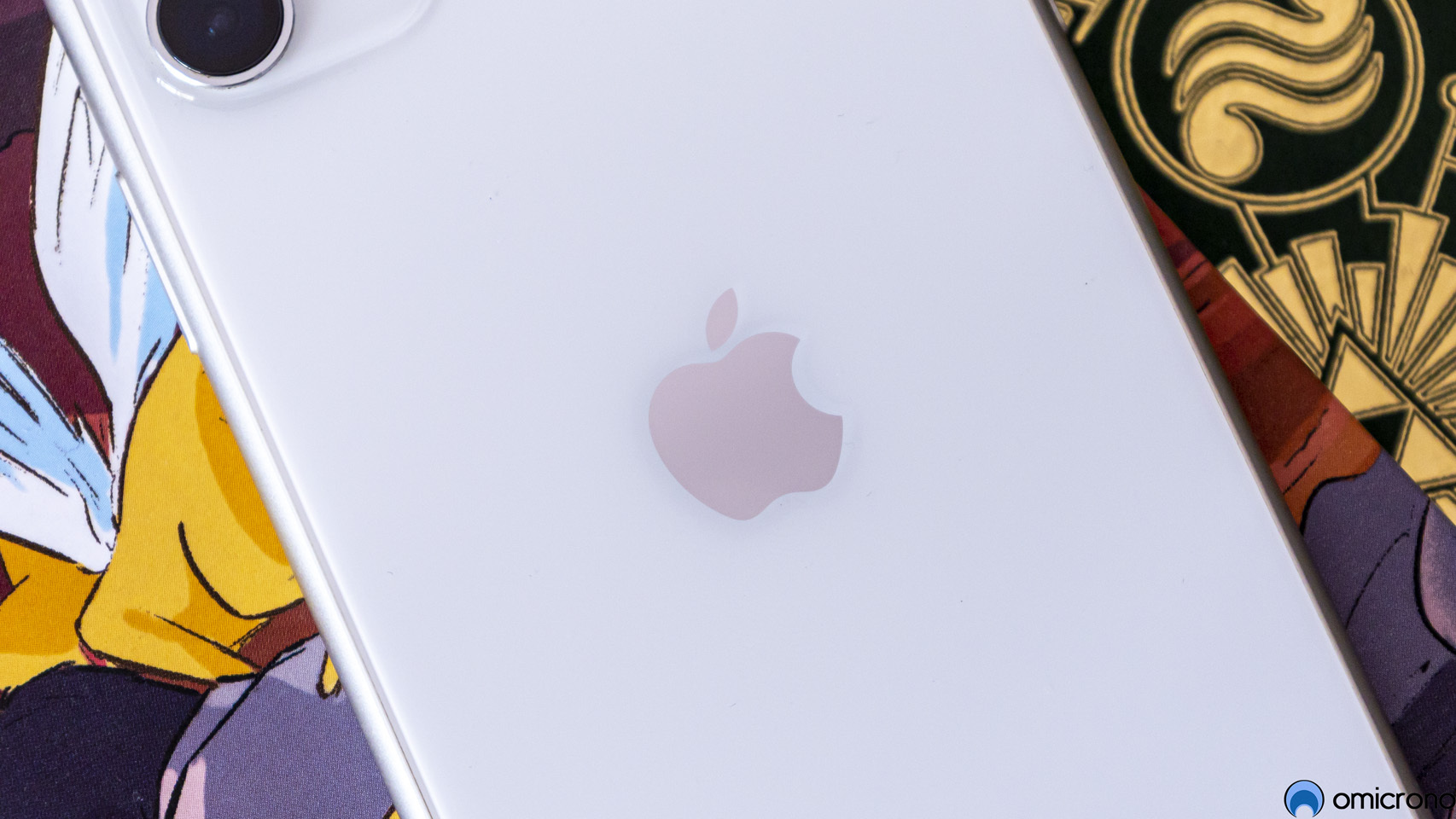 Logo de Apple en un iPhone 11.