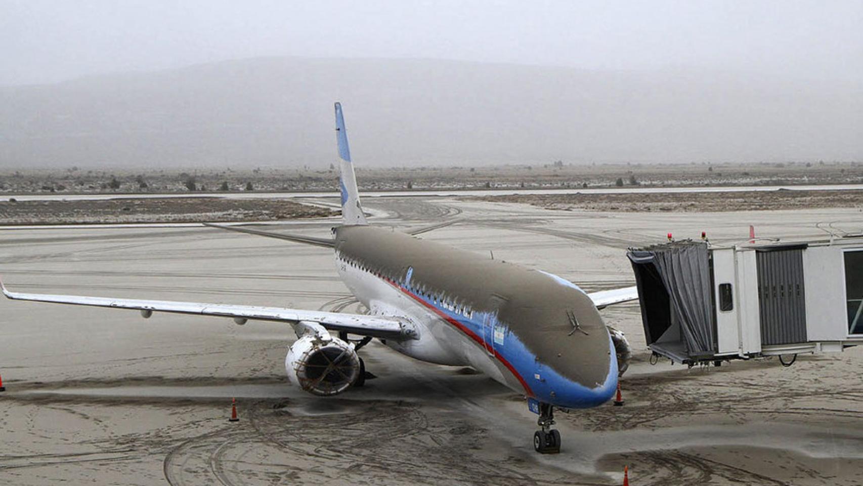 Avión con cenizas volcánicas en el Aeropuerto de Bariloche (Argentina) en 2011
