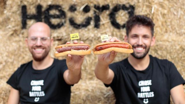 Marc Coloma y Bernat Añaños con sus productos de Heura.
