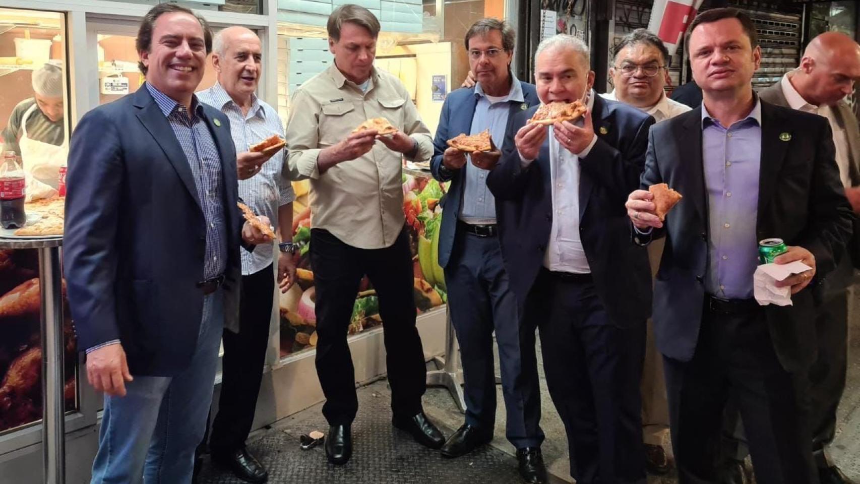 Jail Bolsonaro comiendo pizza con su equipo en un calle de Nueva York. Twitter