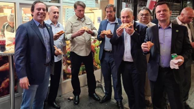 Jail Bolsonaro comiendo pizza con su equipo en un calle de Nueva York. Twitter