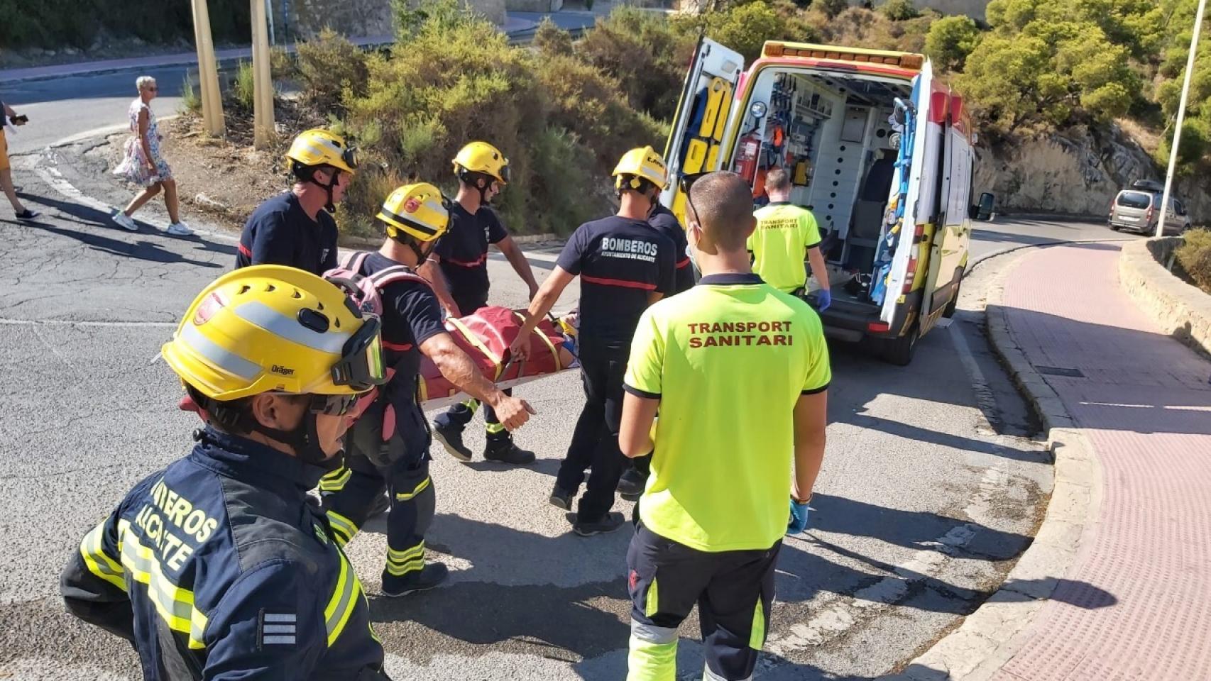 Los bomberos rescatan a un hombre tras despeñarse por el Castillo de Santa Bárbara.