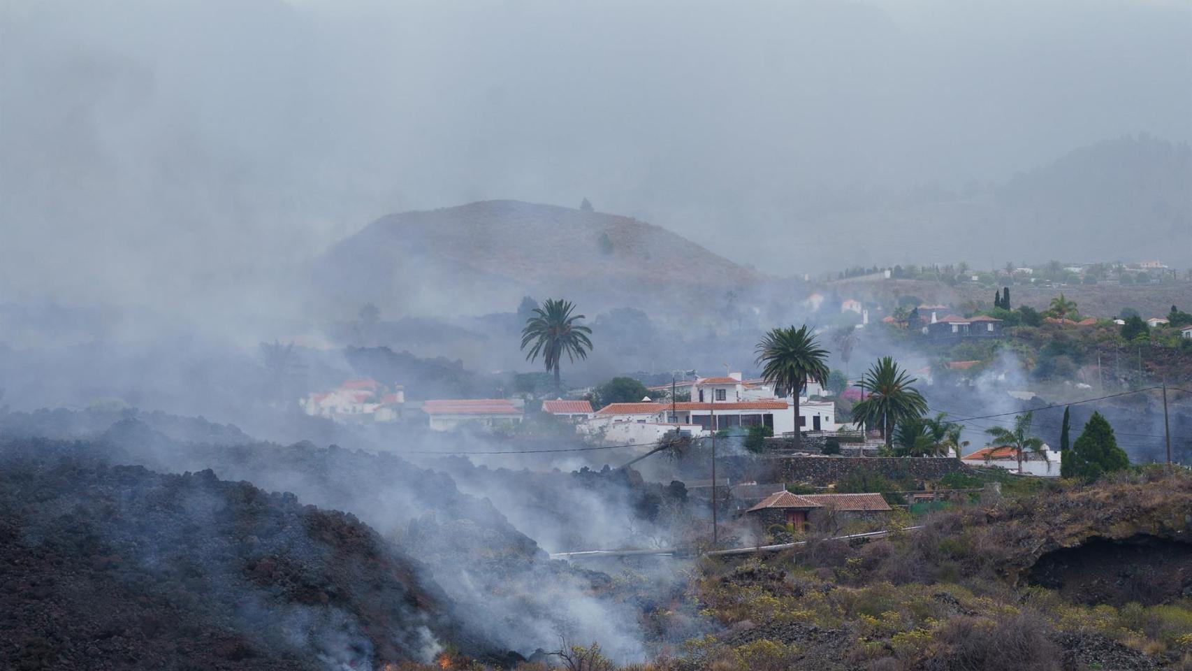 Una colada de lava se desplaza por el barrio de Todoque, en Los Llanos de Ariadne.
