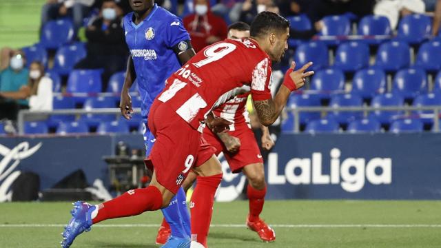Luis Suárez celebra su primer gol ante el Getafe