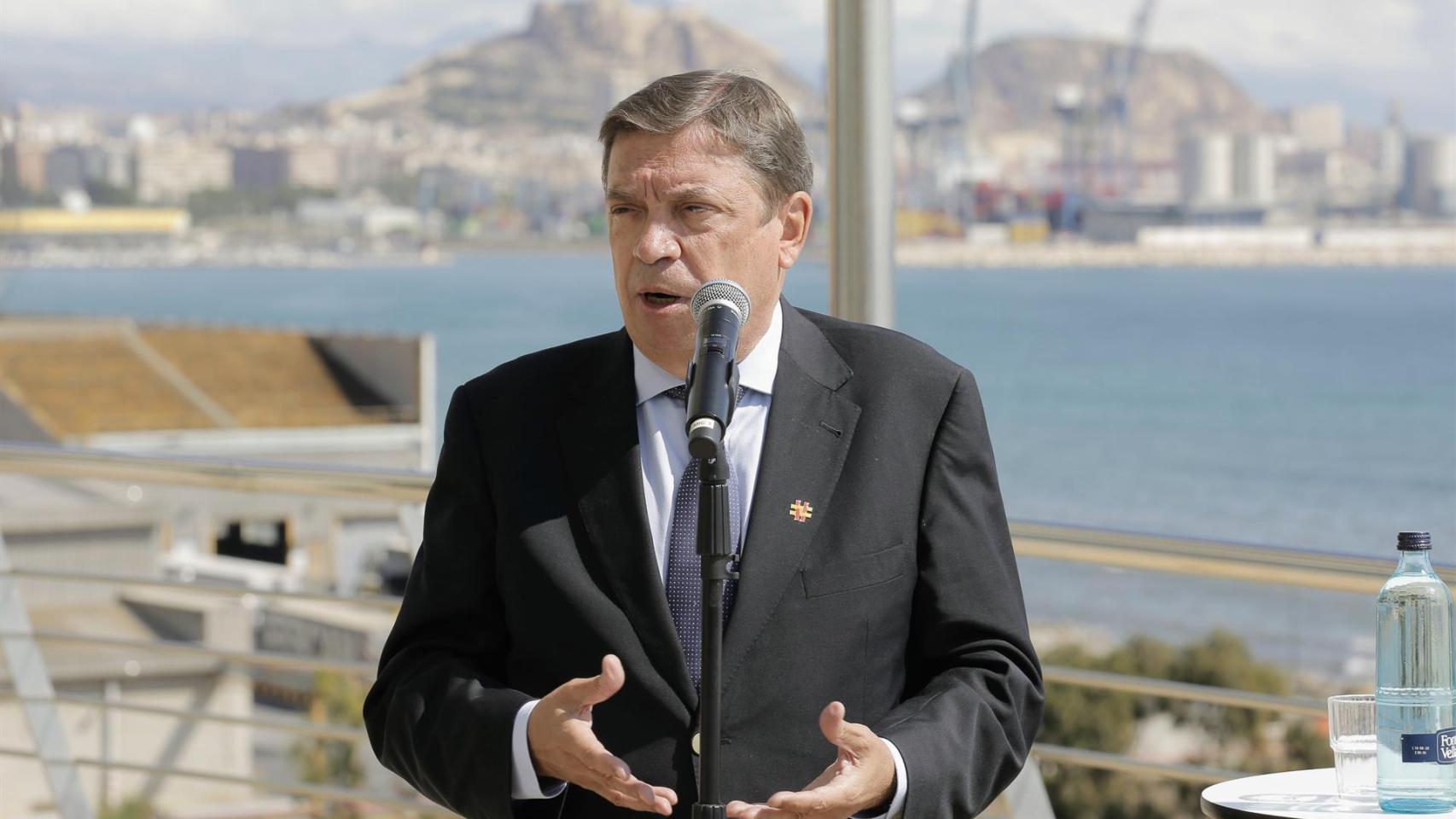 Planas dice en Alicante que ajustarán el trasvase en función de los caudales