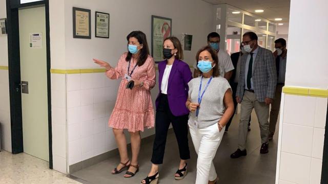 La delegada del Gobierno andaluz en Málaga visita centro de salud Torre del Mar.