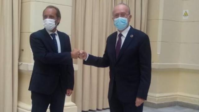 Juan Cassá y De la Torre en el acto de la firma del pacto de estabilidad.