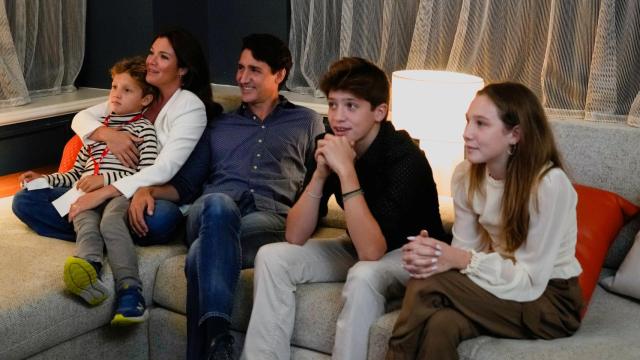 Justin Trudeau, primer ministro de Canadá, sigue el escrutinio en televisión junto a su familia.
