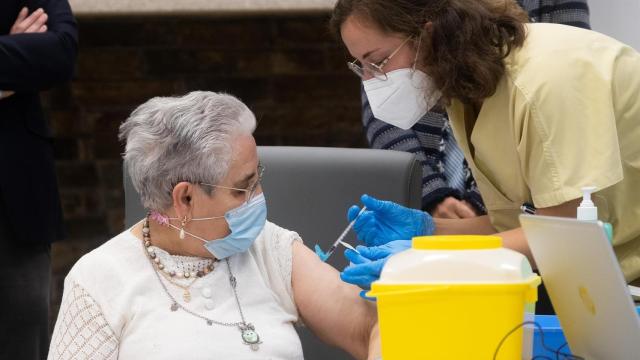 Nieves Cabo, la primera gallega en vacunarse.