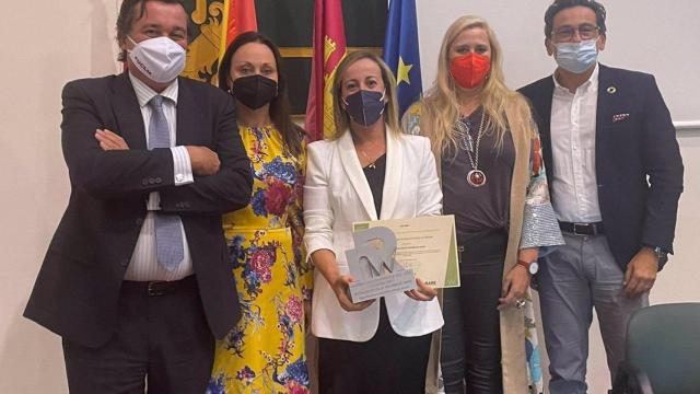 La subdirectora xeral de Atención Hospitalaria del Sergas, Raquel Vázquez Mourelle, recoge el galardón