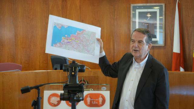 El alcalde de Vigo enseña un plano de la ciudad con el trazado del tren a Bouzas.