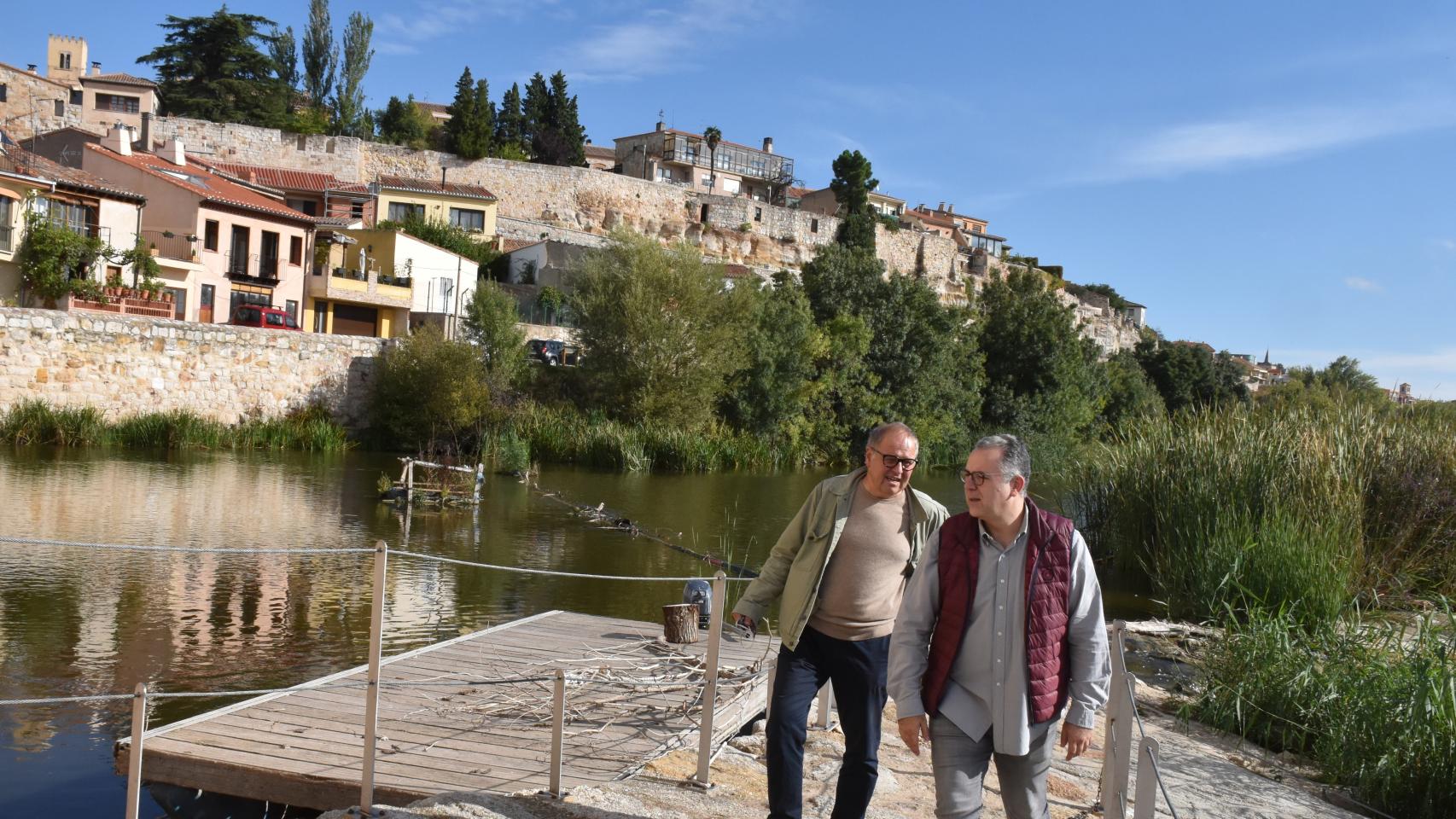 El diputado de Turismo, Jesús María Prada y el concejal de Turismo, Christoph Strieder charlan en las aceñas de Olivares