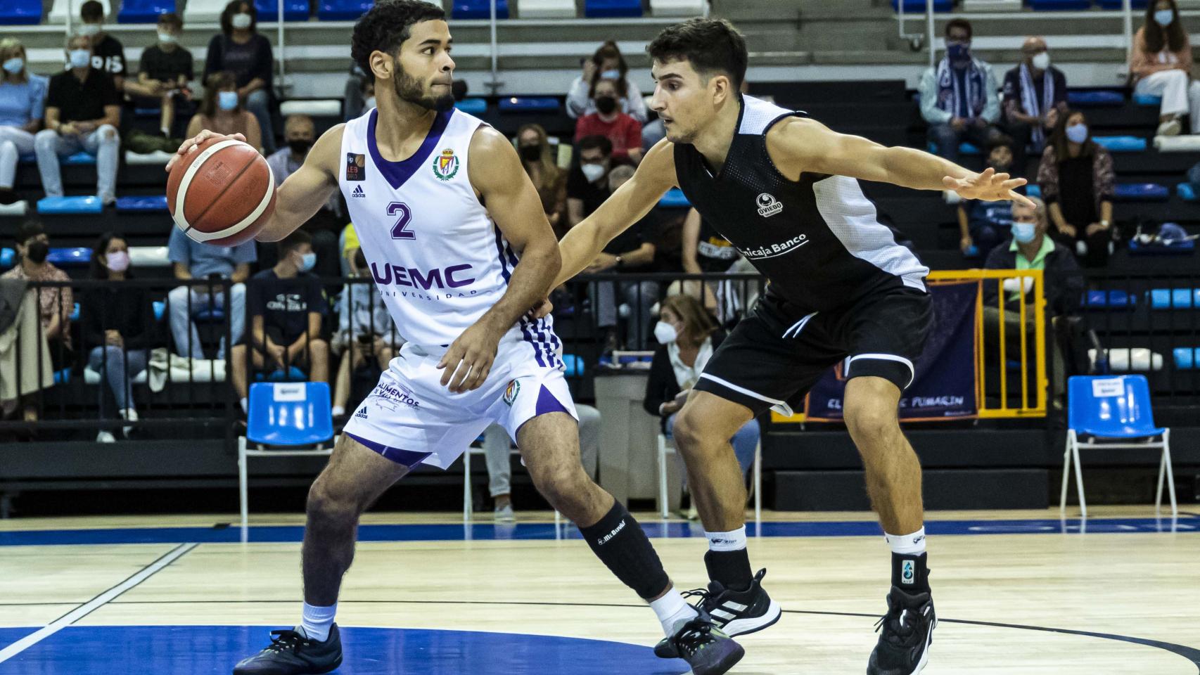 Alec Wintering, base del Real Valladolid, ante el Oviedo