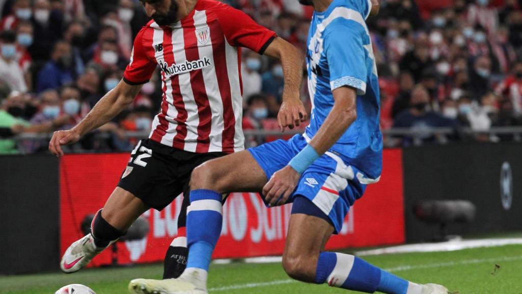 Raúl García ante Alejandro Catena, en el Athletic - Rayo Vallecano de La Liga 2021/2022
