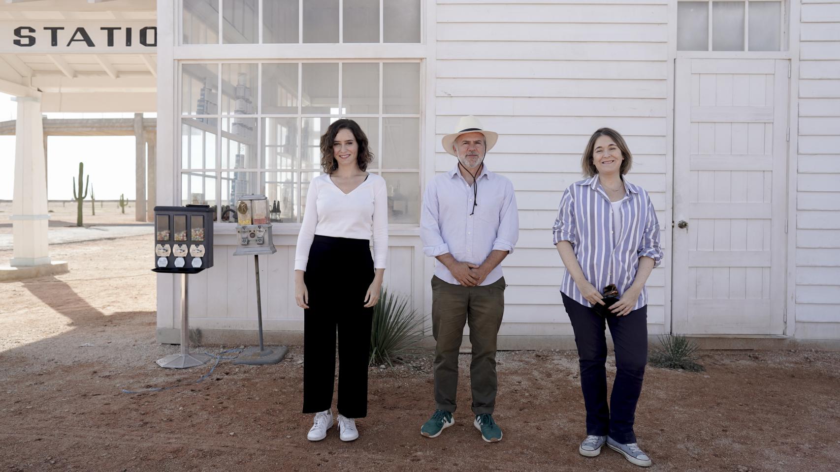 La presidenta de la Comunidad de Madrid, Isabel Díaz Ayuso, visita el set de rodaje de la última película de Wes Anderson, en Chinchón.