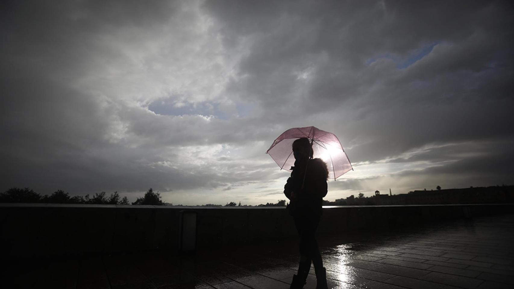 Una persona se protege de la lluvia con un paraguas.