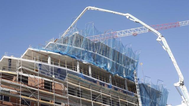 Construcción de un edificio de viviendas.