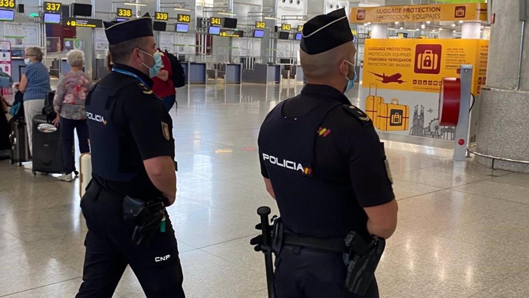 Agentes en el aeropuerto.
