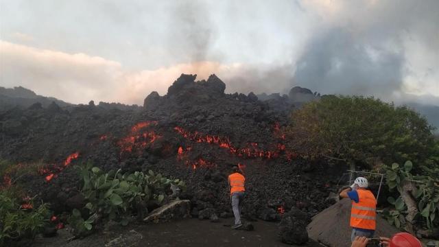 Recogida de muestras en la colada de lava