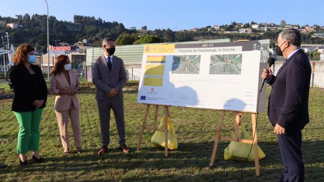 El delegado del Gobierno en Galicia, José Miñones, y la alcaldesa de A Coruña, Inés Rey, en el inicio de las obras de la pasarela de Pedralonga.