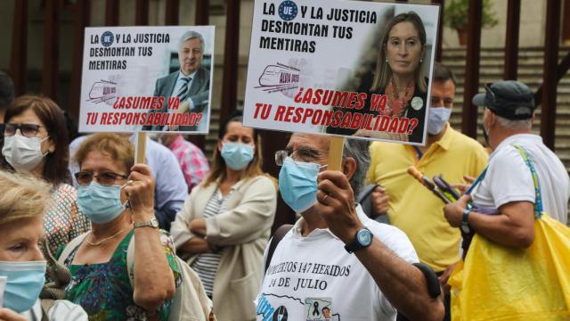 Víctimas y familiares del accidente ferroviario de Angrois durante una manifestación.