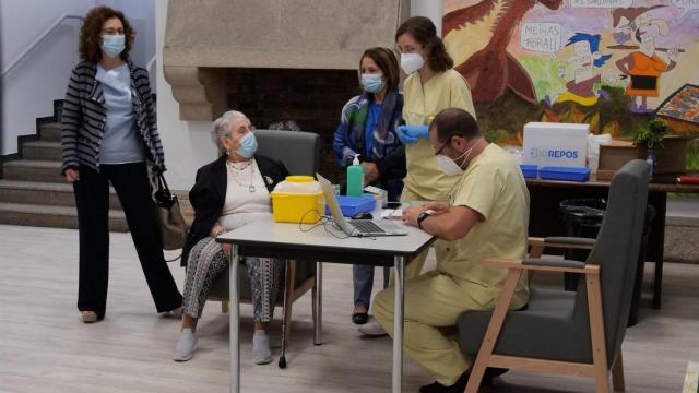 Nieves Cabo minutos antes de recibir la tercera dosis de Pfizer