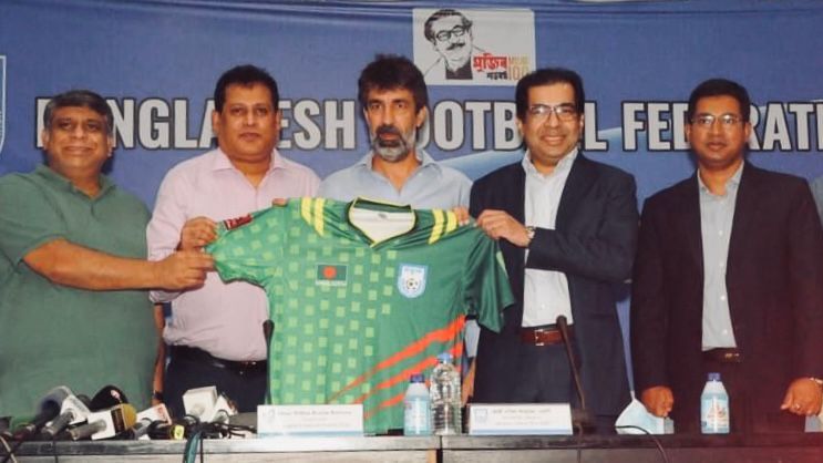 El vigués Óscar Bruzon en su presentación como seleccionador nacional de Bangladesh.