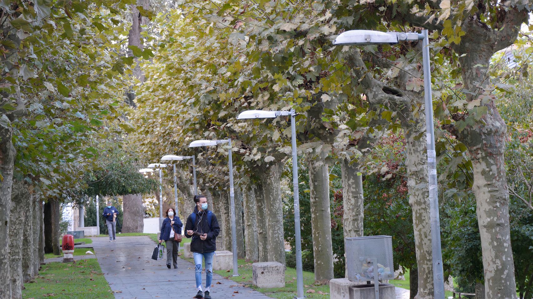Farolas en el Camiño da Igualdade en el campus de Ourense